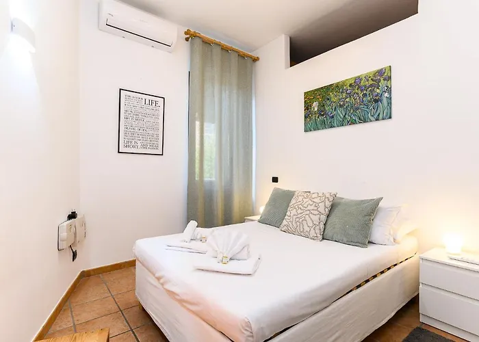 Cozy With Balcony By Ndp Rent * Roma
